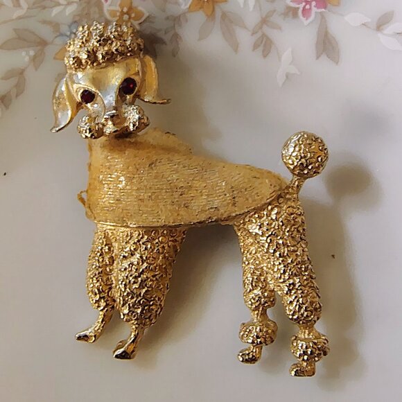 VTG Poodle Dog Brooch Gold Tone Red Rhinestone Eyes Gold Jacket - Picture 1 of 6